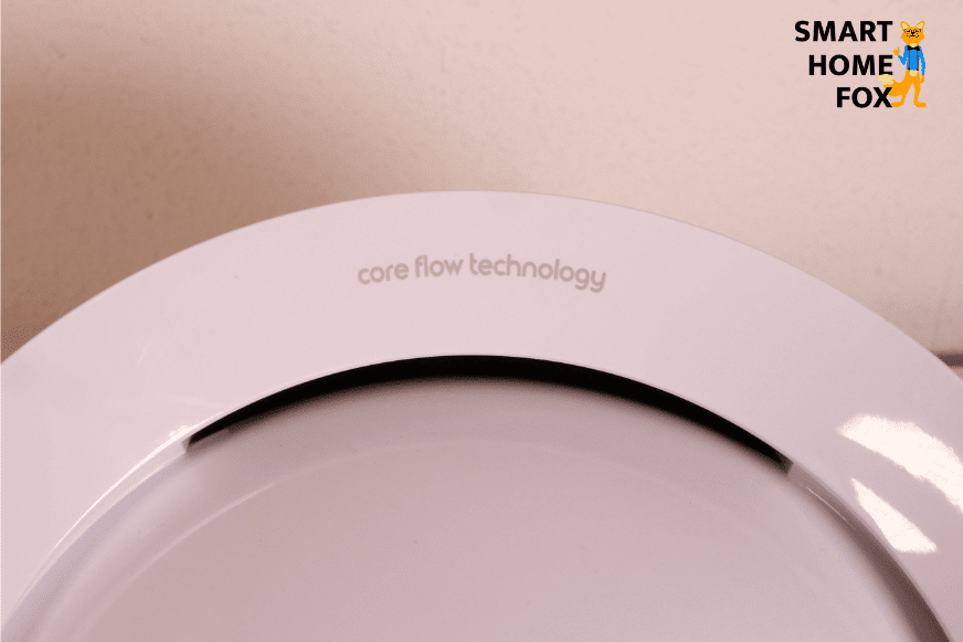 Die kleinen Luftschlitze auf der gerundeten Oberseite des Dyson Pure Cool Me BP01 Luftreinigers. Hier strömt die saubere Luft mit hohem Druck über die gerundete Linse heraus.